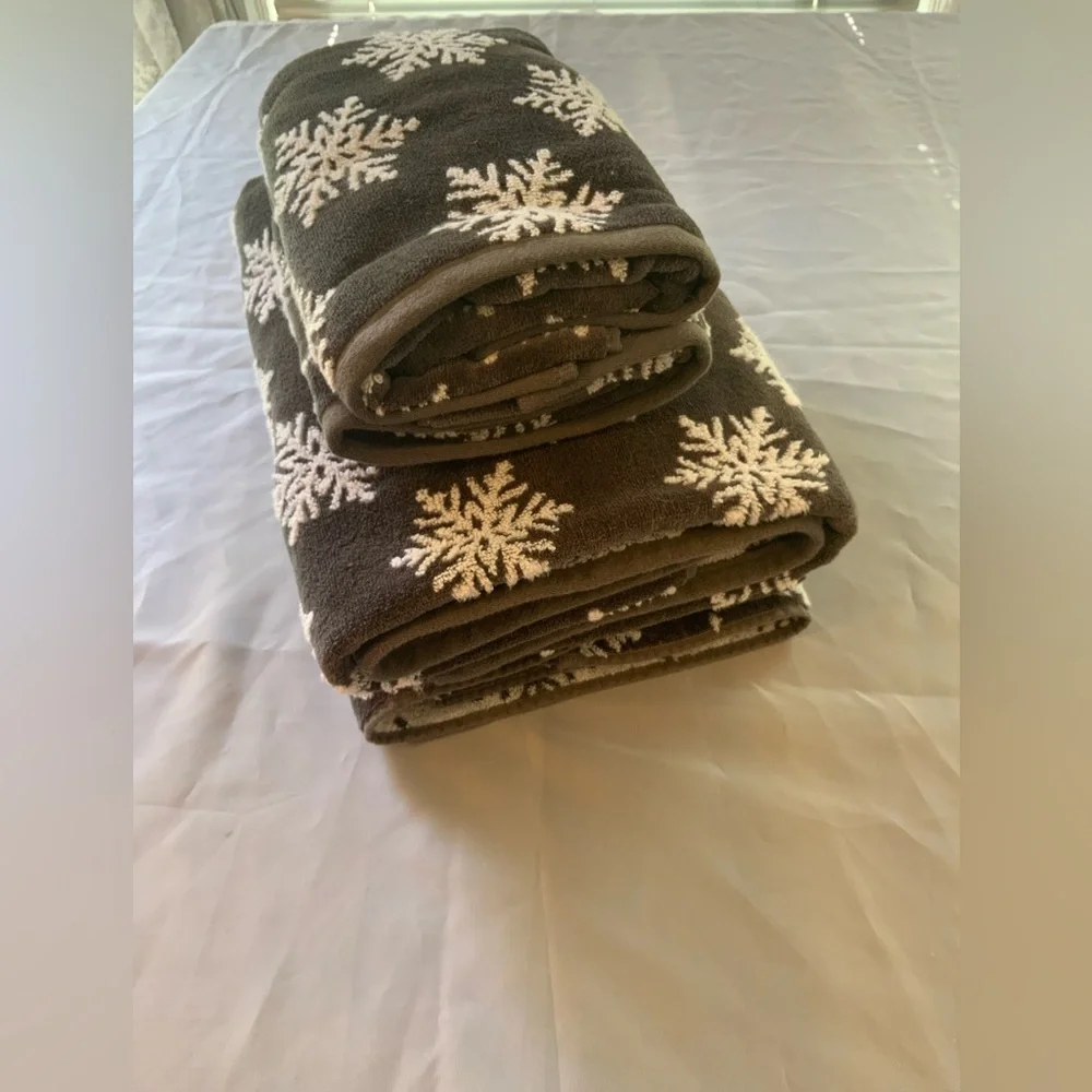 Snowflake Patterned gray and White Towels